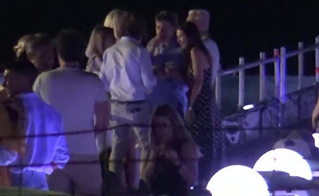 Primeras imágenes de Esther Doña y Santiago Pedraz en actitud cariñosa